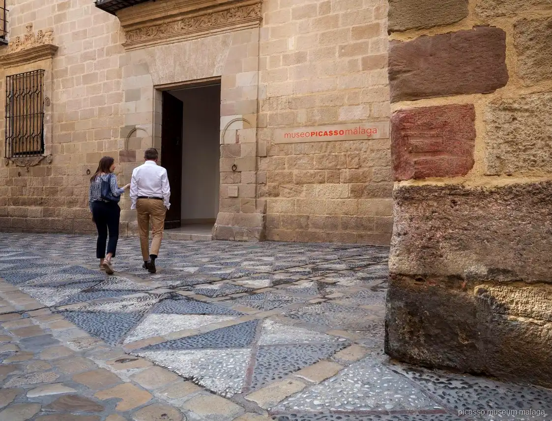 Cour d'entrée du Museo Picasso Málaga pour les visiteurs munis de billets pour le Musée Picasso Malaga