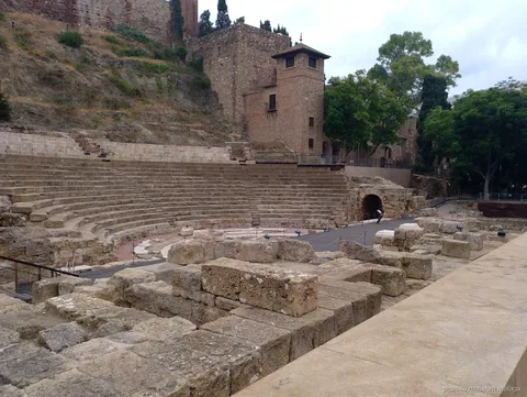 Gids leidt de combitour Kathedraal van Malaga en Picasso Museum door de oude binnenstad